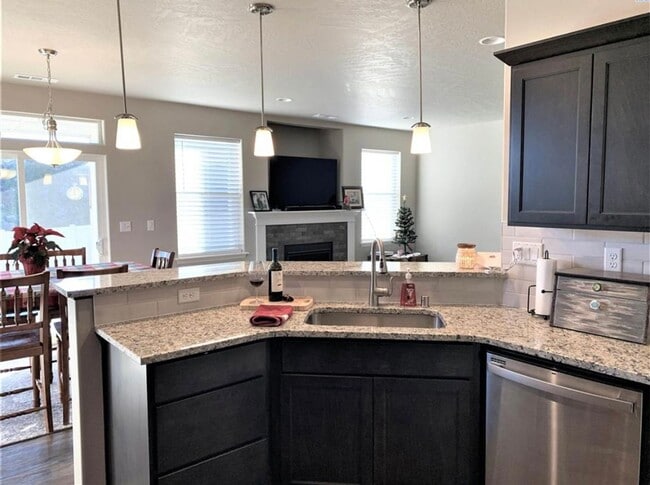 Building Photo - Newer Home in Kennewick, Great Location! Pets welcome!