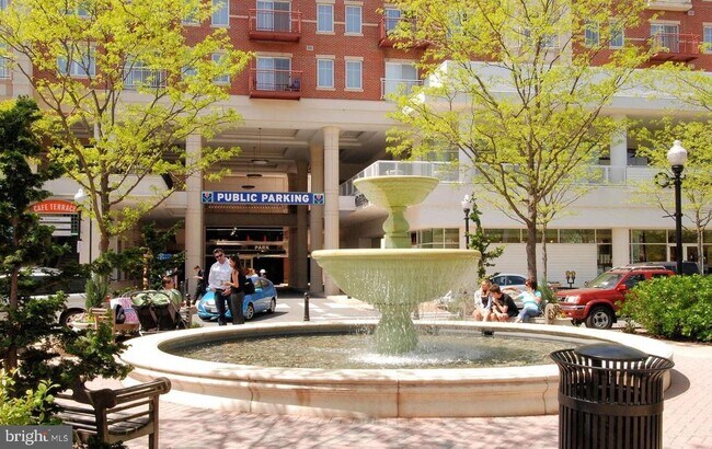 Building Photo - 900 N Garfield St