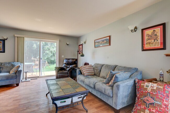 Building Photo - 3 Bed 2 Bath beautiful home on a corner lot in Admirals Cove