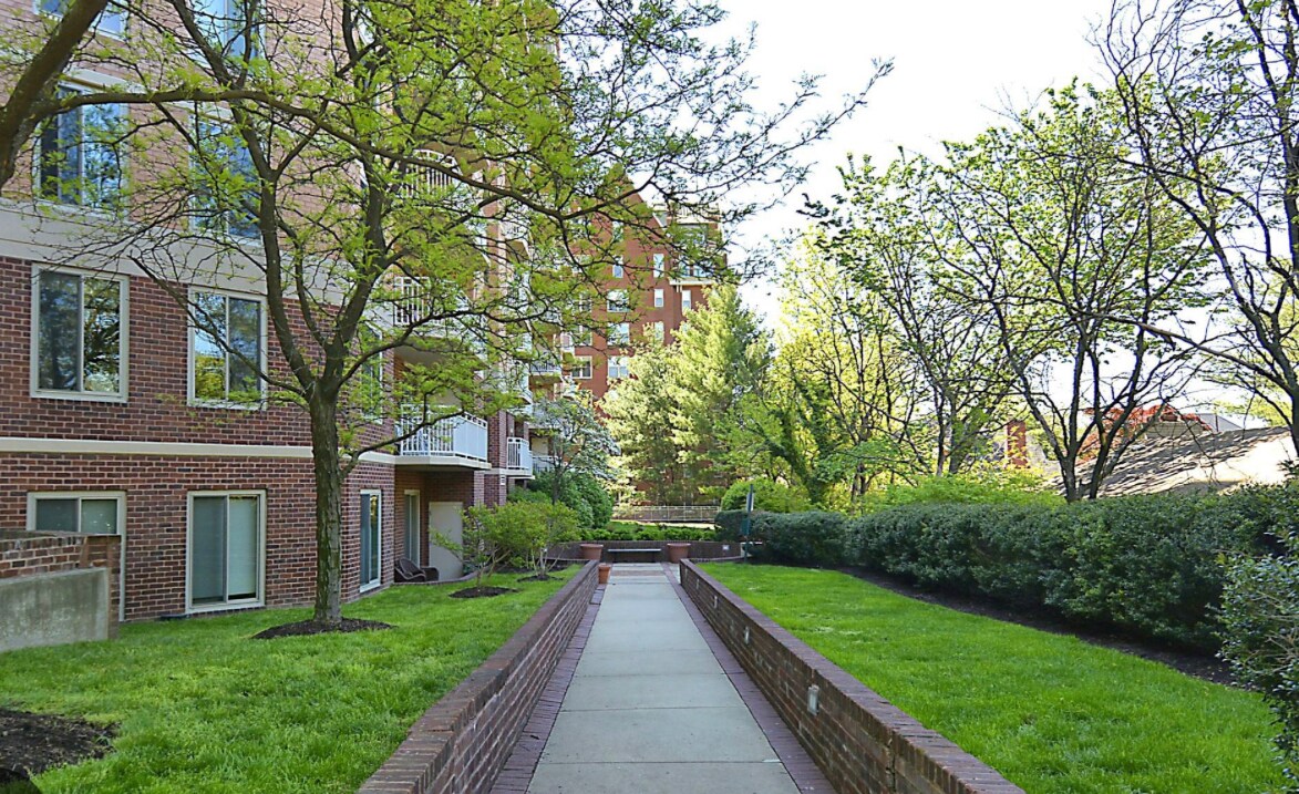 Courtyard - 7500 Woodmont Ave