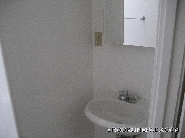 Building Photo - 1077 Beacon St