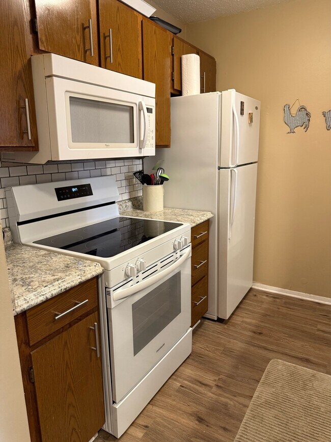Building Photo - 135 Hillview Dr