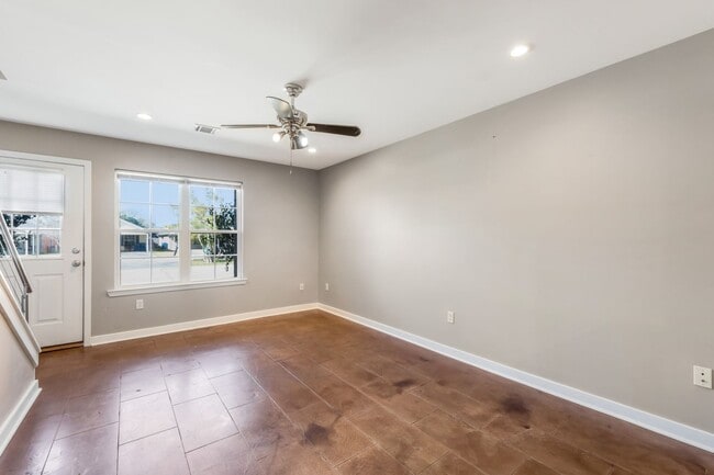 Building Photo - 3 Bedroom 2 Bathroom Lafayette Townhome fo...
