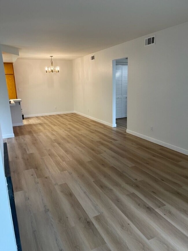 Building Photo - Large 2 Bedroom, 2 Bath Condo with 2 Parki...