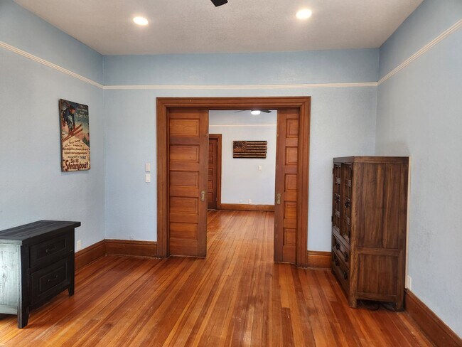 Building Photo - 716 EB