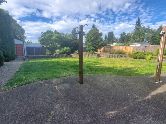 Building Photo - Bright 4BD/2.5BTH Lynnwood Home with Vault...