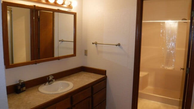 Building Photo - 570 Velopa Ct