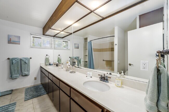 Building Photo - Fully Furnished Island Life Waterfront Ret...