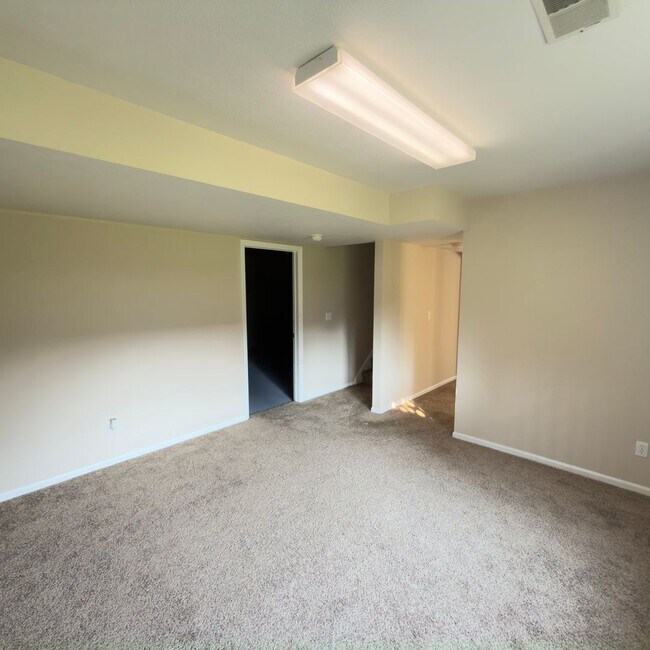 Building Photo - 4443 Hillrise Ct NE
