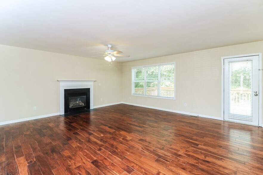 Building Photo - 910 Elderberry Ln