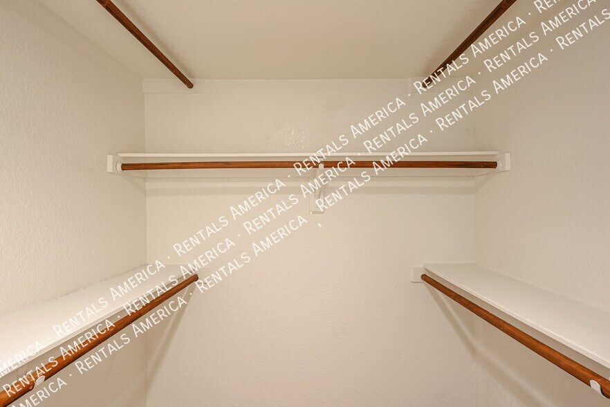 Building Photo - 2146 W Isabella Ave