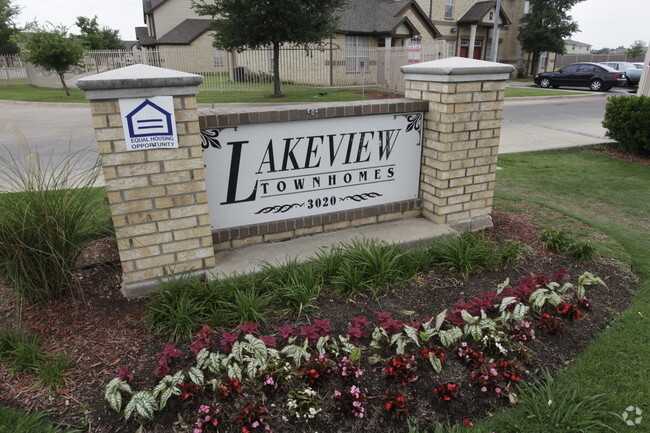 Building Photo - Lakeview Townhomes