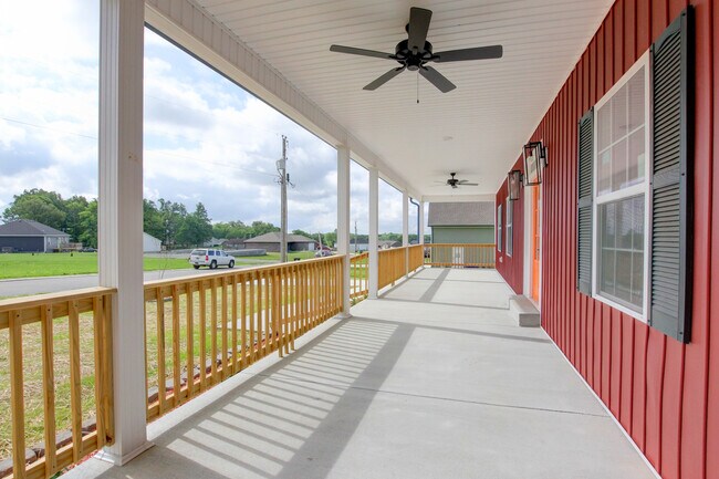 Building Photo - 135 Riverbend Dr