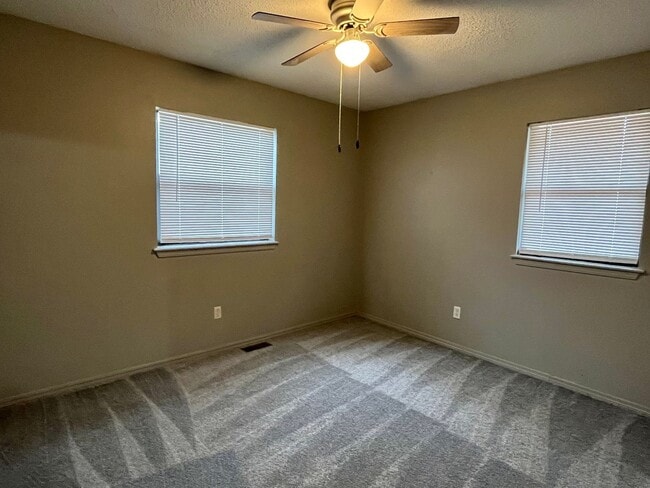 Building Photo - Beautiful Remodeled Mustang Home!