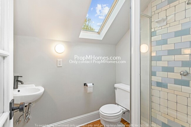 Building Photo - Charming Three Bedroom Home In N Portland!