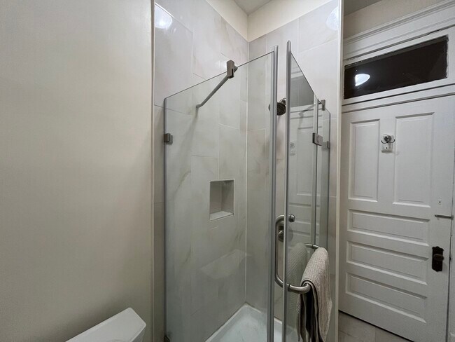 Building Photo - 1359 E 57th St