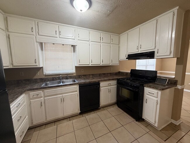 Building Photo - Charming Two-Story Home on a Corner Lot in Jonesboro