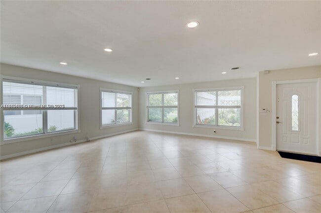 Building Photo - 308 N Crescent Dr