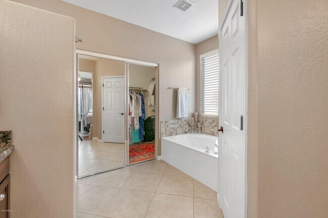 Building Photo - Nice Chandler home with Sparkling Swimming...