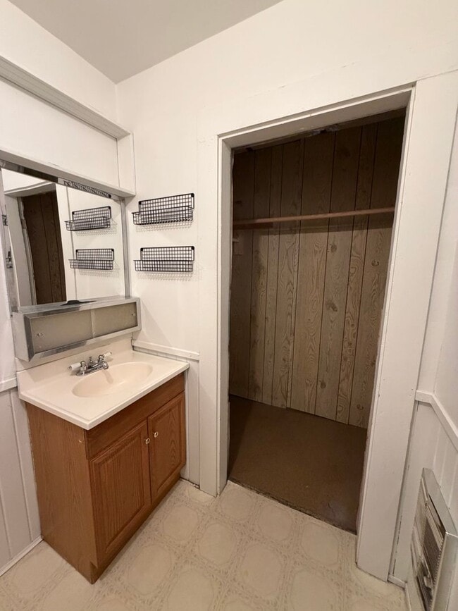 Building Photo - 2 bedroom, 2 bathroom house.