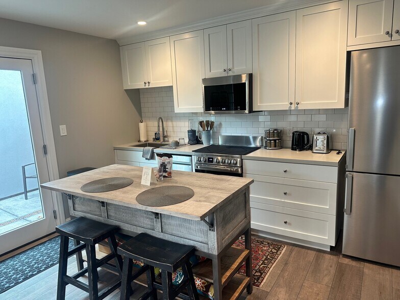 Kitchen - 843 Southampton Dr