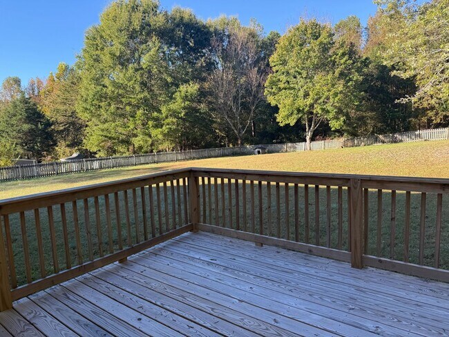 Building Photo - 3 Bedroom Home with Back Deck & Large Fenc...