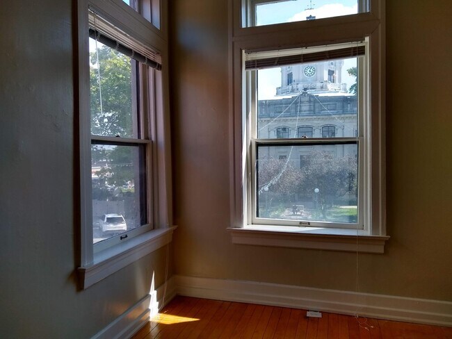 Building Photo - 112.5 W 6th St