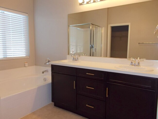 Building Photo - Spacious 3-Bed, 2-Bath Home in Prime Las Vegas Location