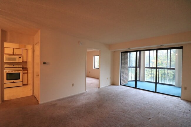 Building Photo - 15107 Interlachen Dr