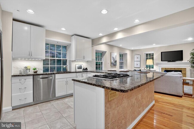 Building Photo - 829 Bryn Mawr Ave