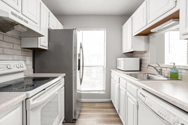 Building Photo - 224 E 13th St