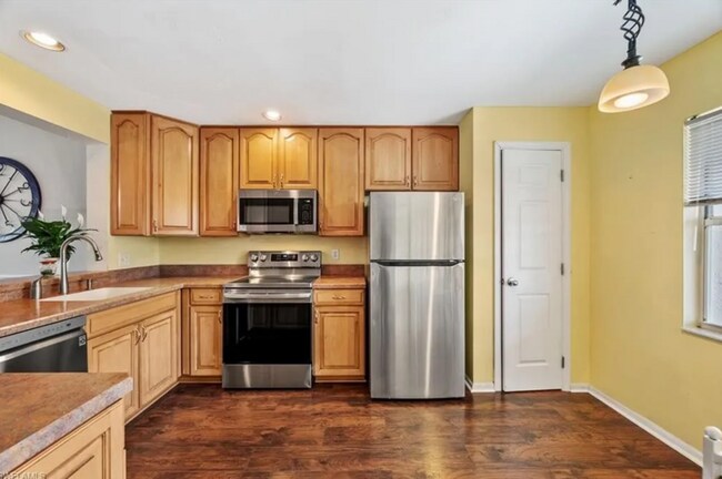 Building Photo - Charming 2 Bed 2 Bath Condo in Naples COMING SOON