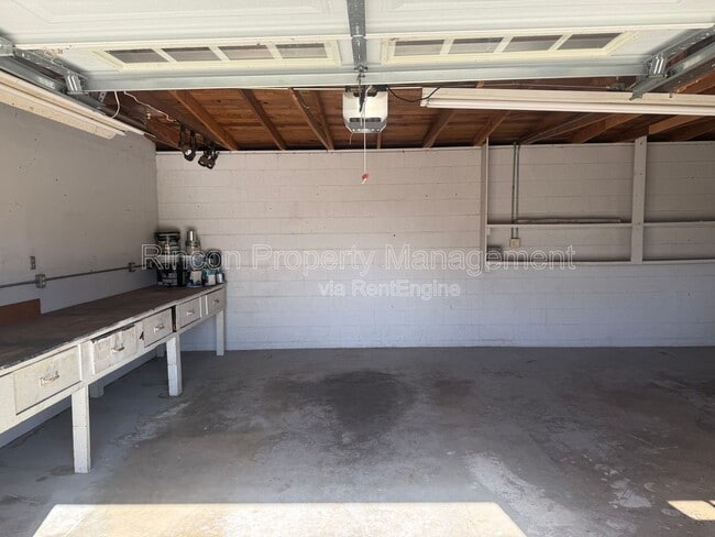 Building Photo - 3677 Willowick Dr