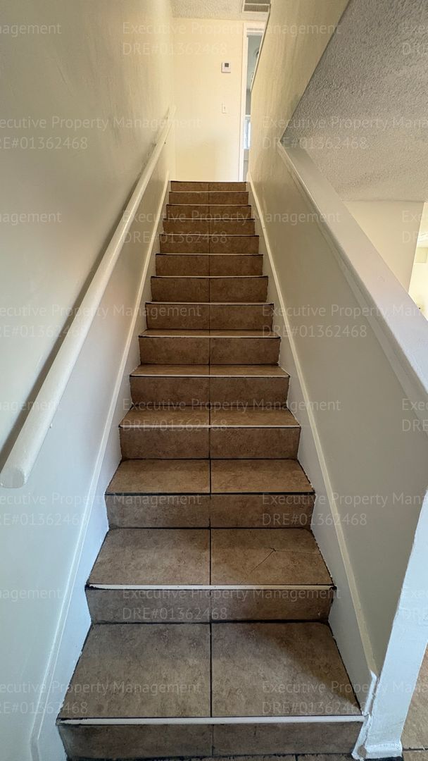 Building Photo - 2 bedroom 1.5 bathroom townhouse located in East Bakersfield Move In Special on Approved Credit