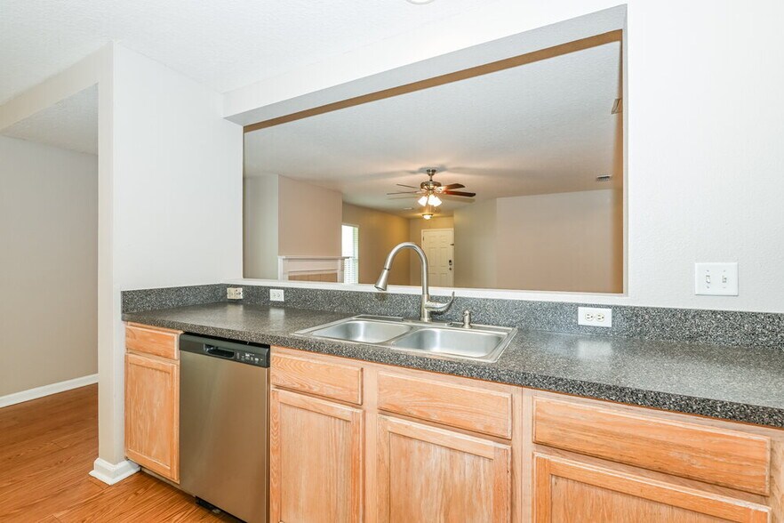 Building Photo - 1071 Collinswood Dr W