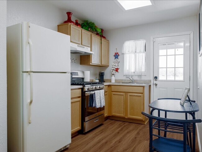 Building Photo - 1 Bedroom 1 Bathroom FULLY FURNISHED! COMM...