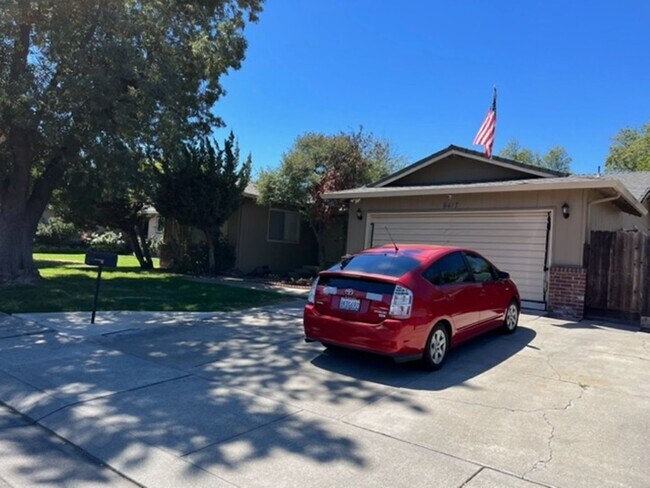 Building Photo - 8417 Edgefield Way