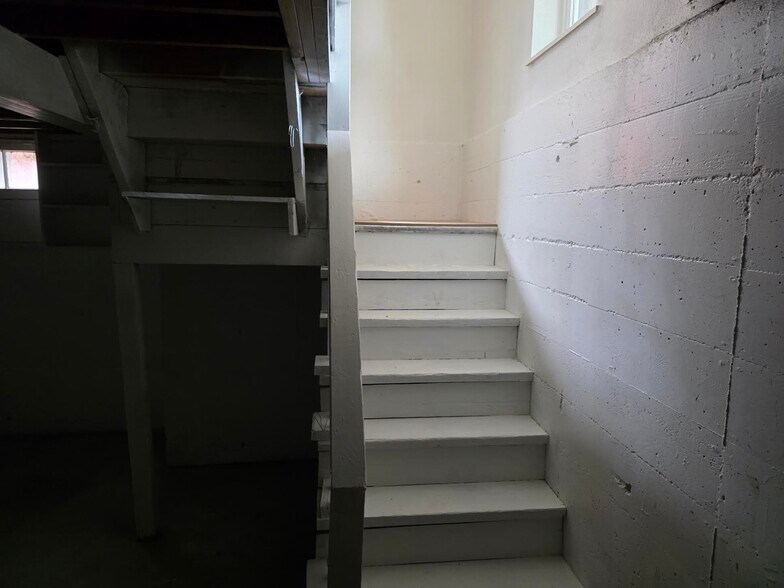 Building Photo - 1340 SW Hayter St