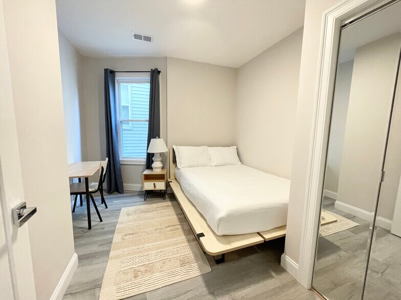 Building Photo - 29 Newport St