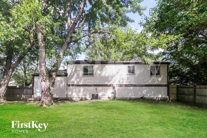 Building Photo - 910 Woodlark Dr