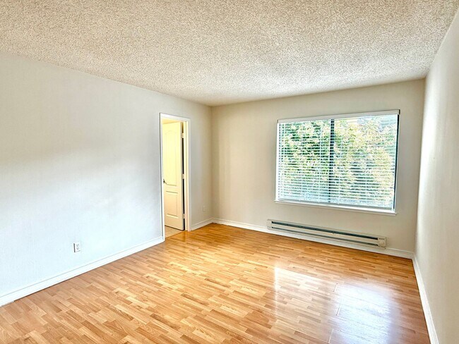 Building Photo - $3290 - 3 BED/2 BATH CONDO IN CENTRAL FREM...