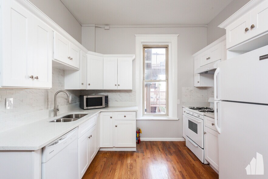 Building Photo - 900 W Newport Ave