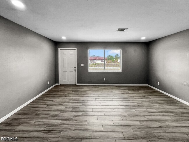 Building Photo - 121 Gordon Ave S