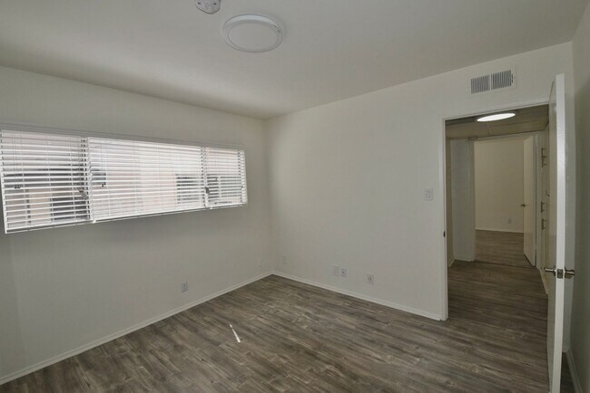 Building Photo - 14706 Dickens St