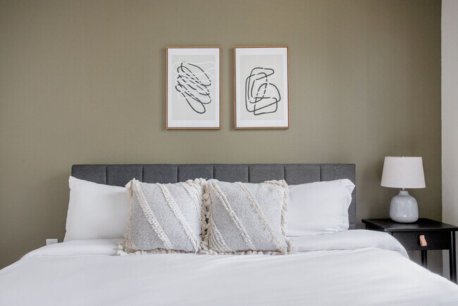 Building Photo - 5535 Westlawn Ave