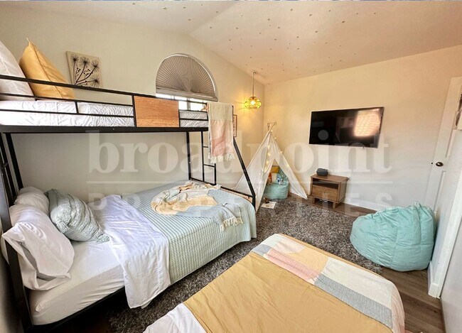Building Photo - 1174 La Tortuga Dr