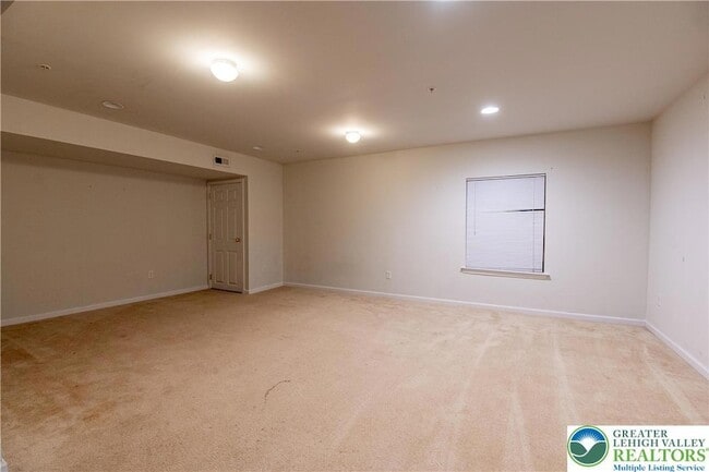 Building Photo - 955 King Way