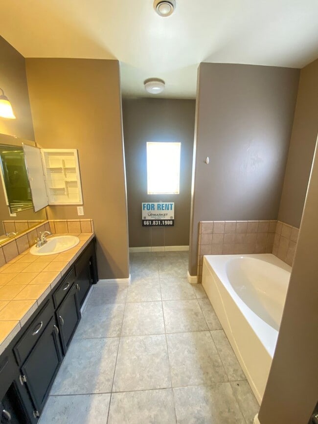 Building Photo - Elegant 3-Bedroom Home in Seven Oaks