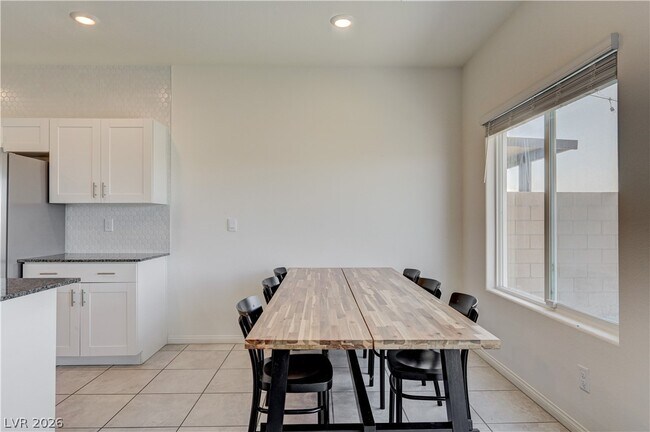 Building Photo - 386 Larksong Ave