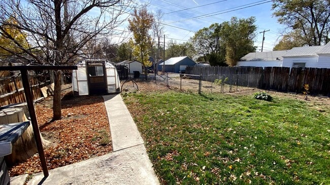 Building Photo - 4 Bedroom 1.5 Bath House with Washer and D...